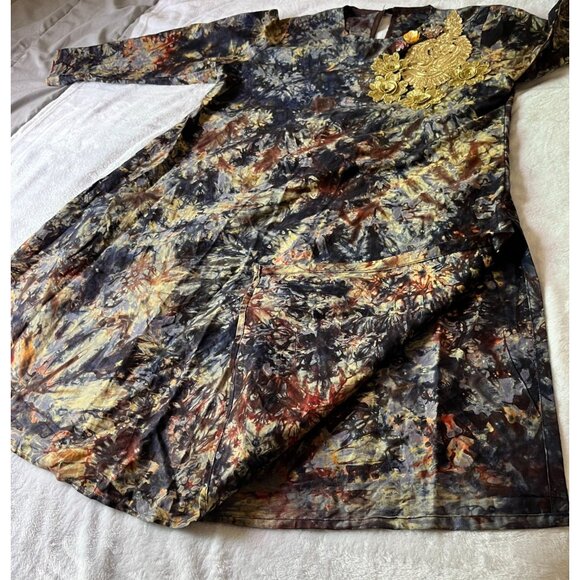 Vintage-Inspired Floral Pattern Long Sleeve Dress With Gold Embroidered Applique - Picture 9 of 10